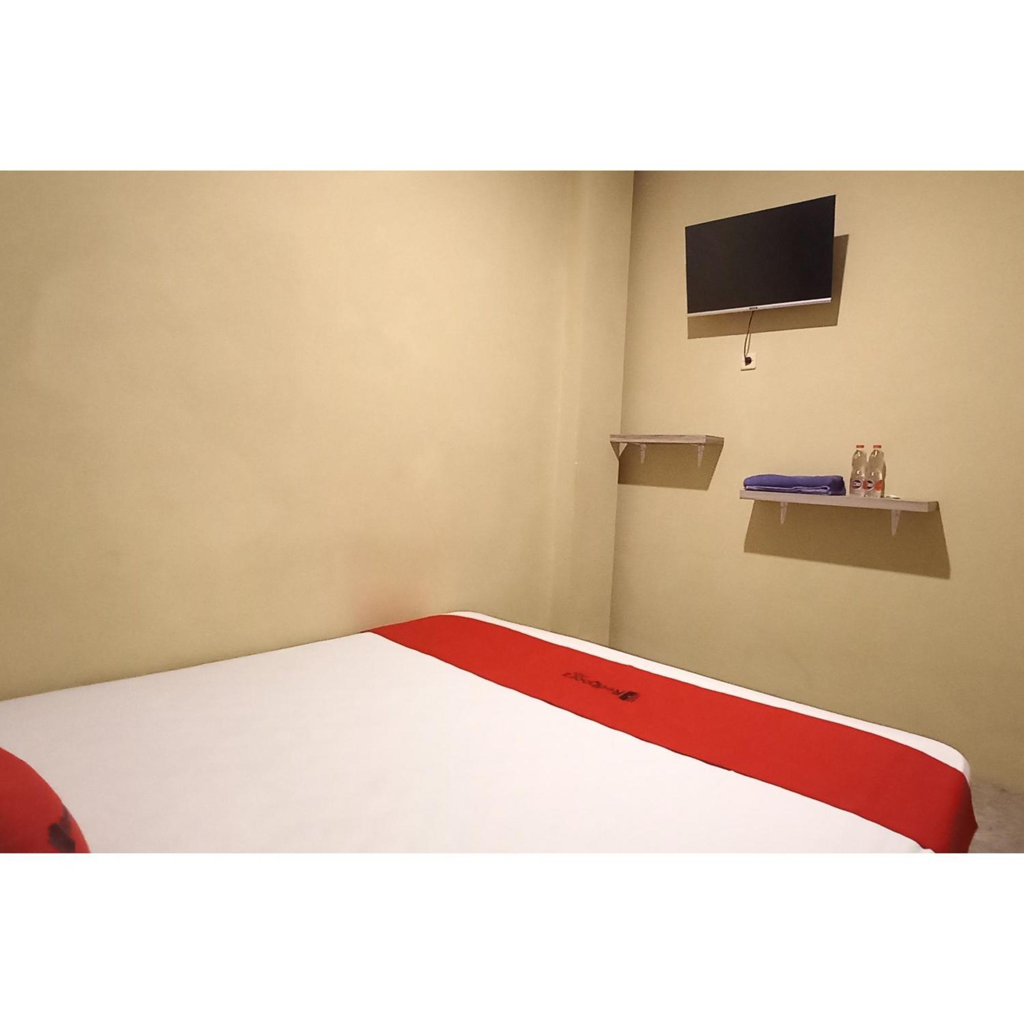 Reddoorz At Deluxe Hotel Near Terminal Purabaya Bungurasih Сидоарджо Экстерьер фото