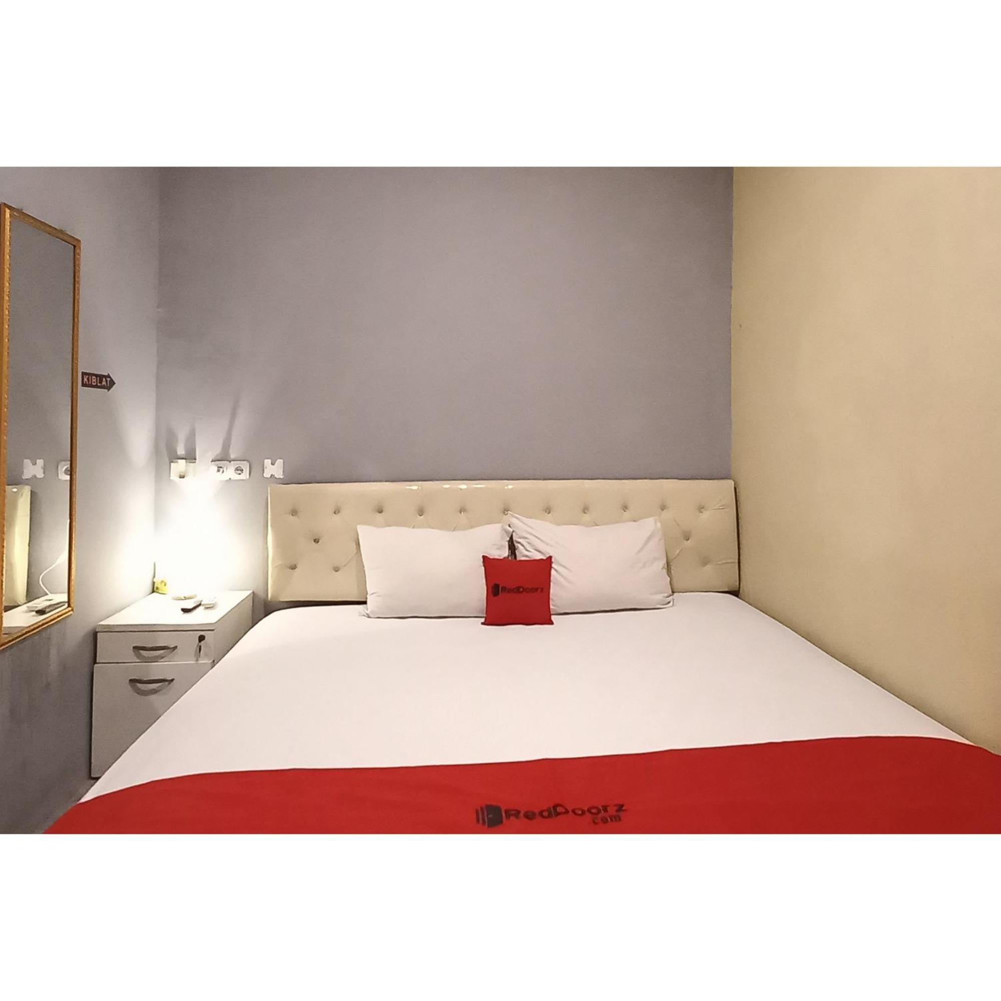 Reddoorz At Deluxe Hotel Near Terminal Purabaya Bungurasih Сидоарджо Экстерьер фото