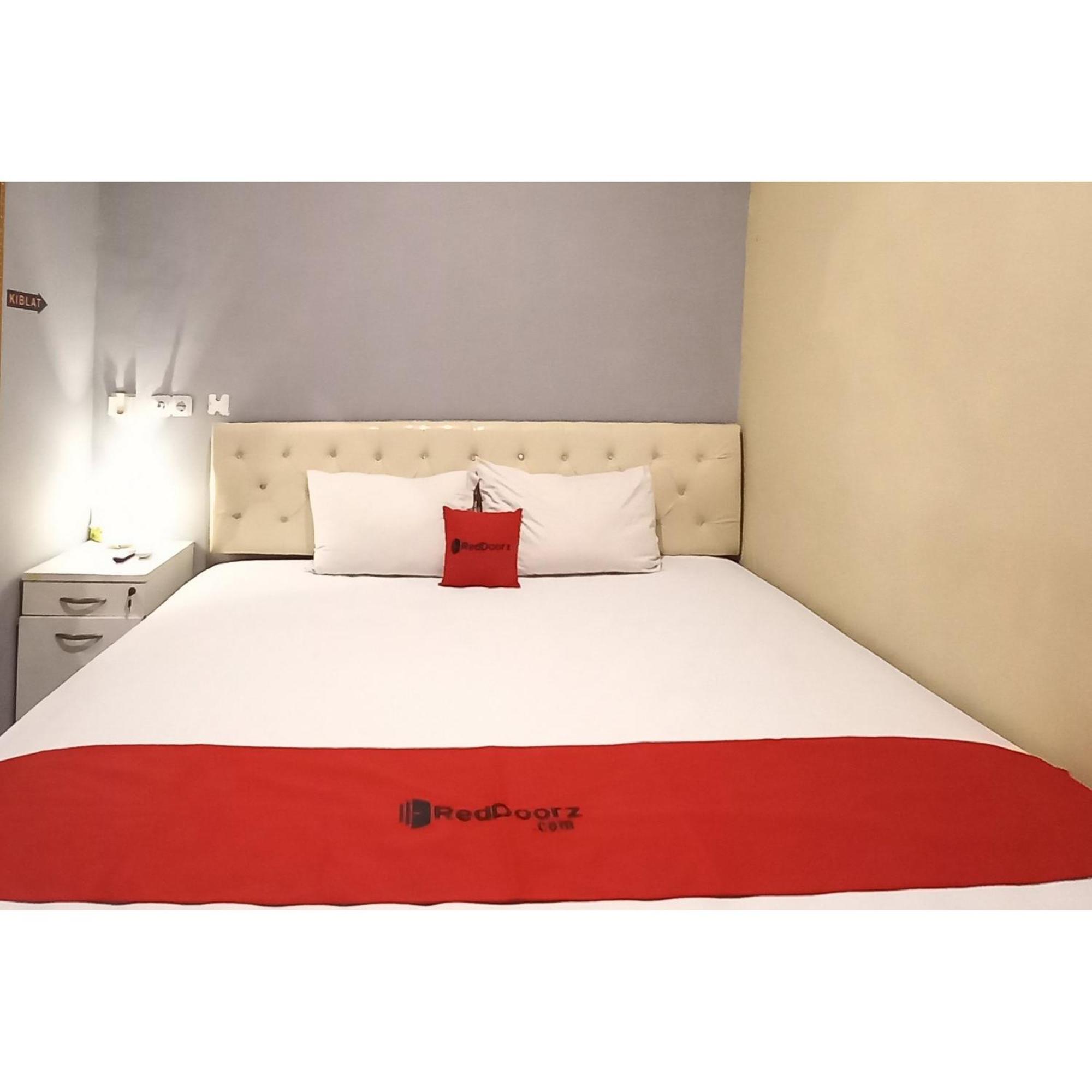 Reddoorz At Deluxe Hotel Near Terminal Purabaya Bungurasih Сидоарджо Экстерьер фото