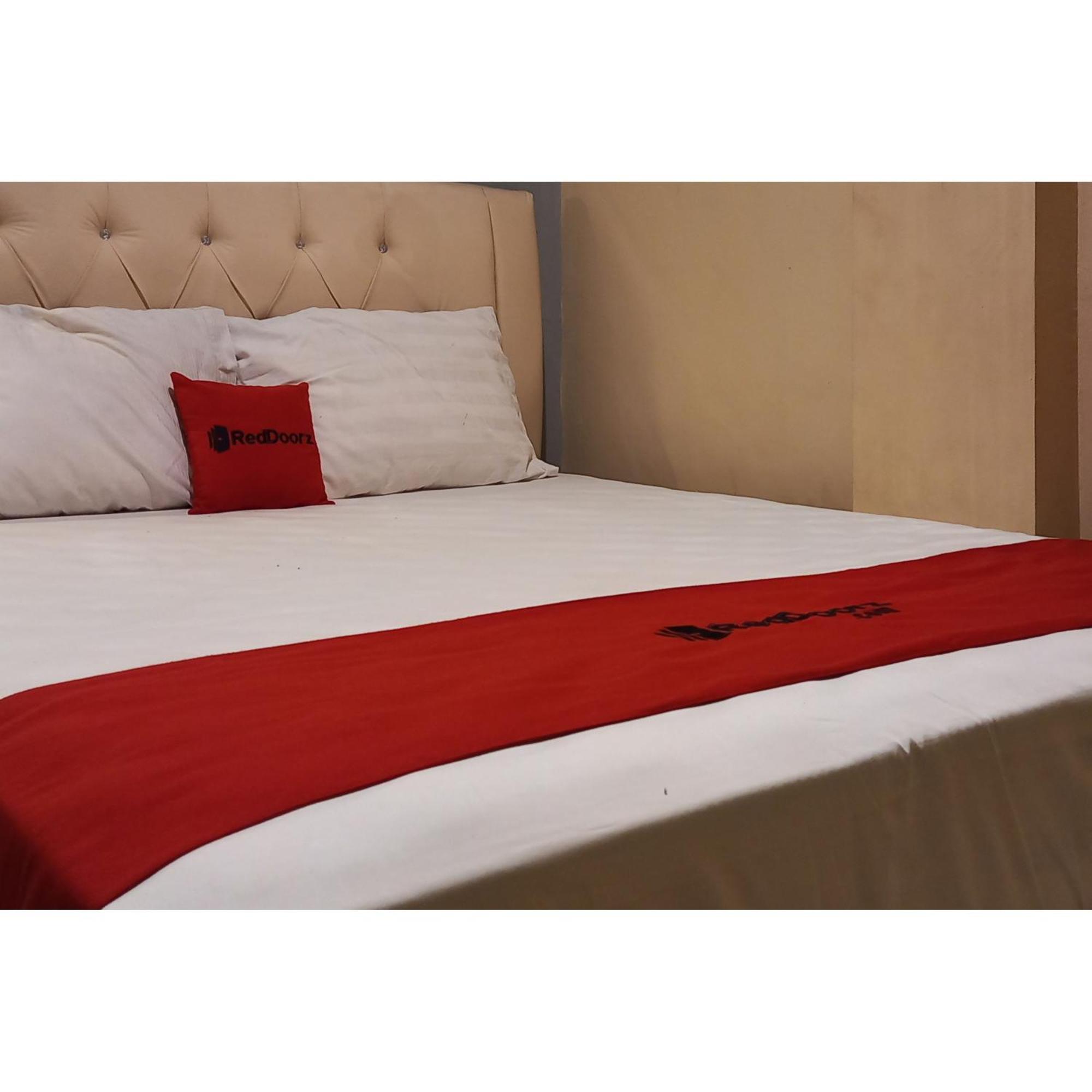 Reddoorz At Deluxe Hotel Near Terminal Purabaya Bungurasih Сидоарджо Экстерьер фото
