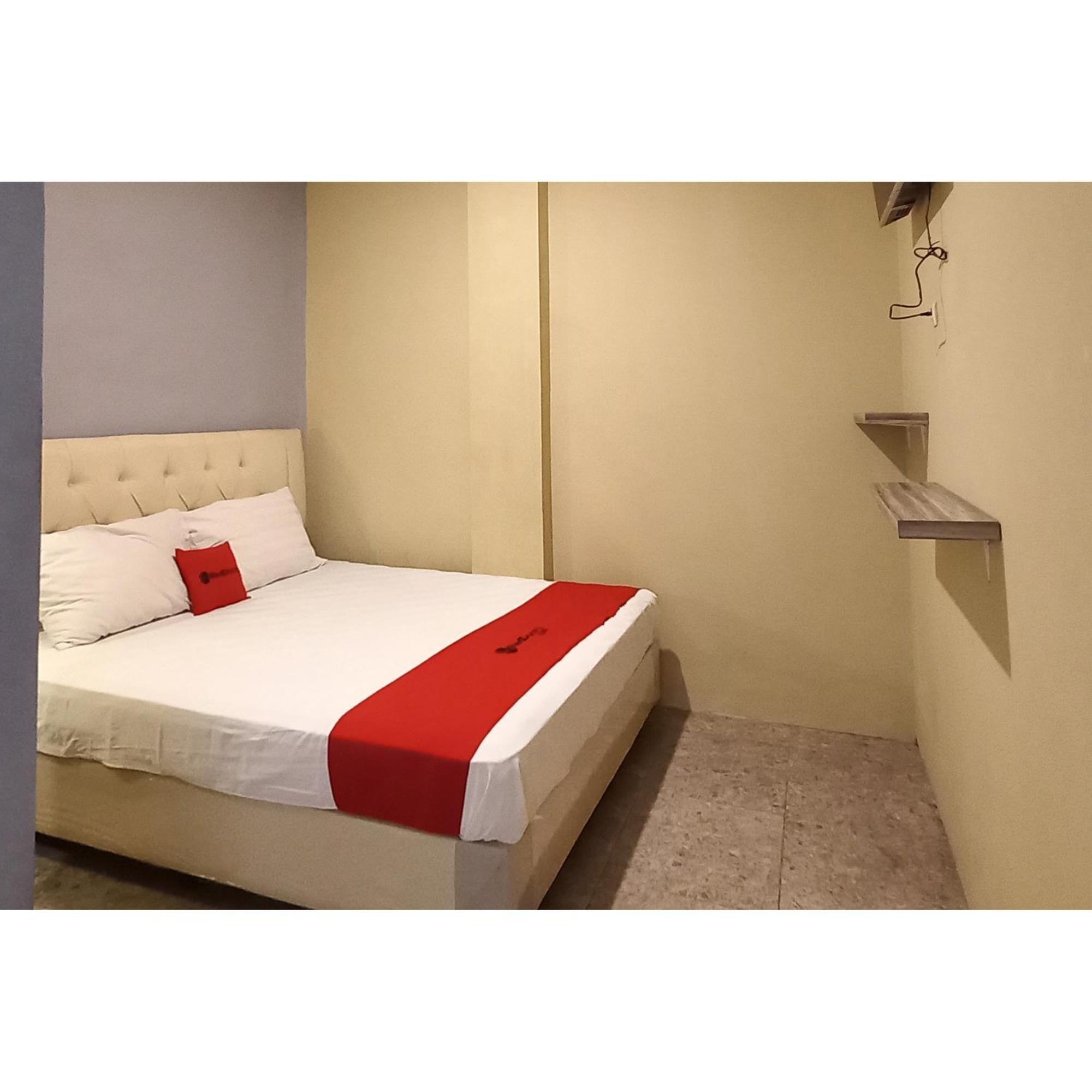 Reddoorz At Deluxe Hotel Near Terminal Purabaya Bungurasih Сидоарджо Экстерьер фото