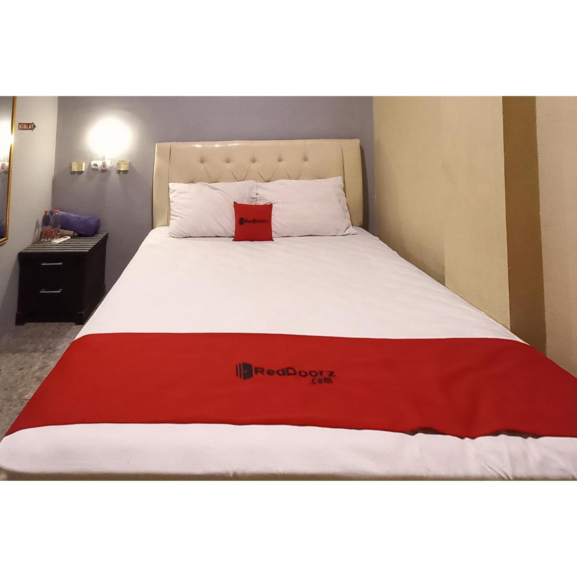 Reddoorz At Deluxe Hotel Near Terminal Purabaya Bungurasih Сидоарджо Экстерьер фото