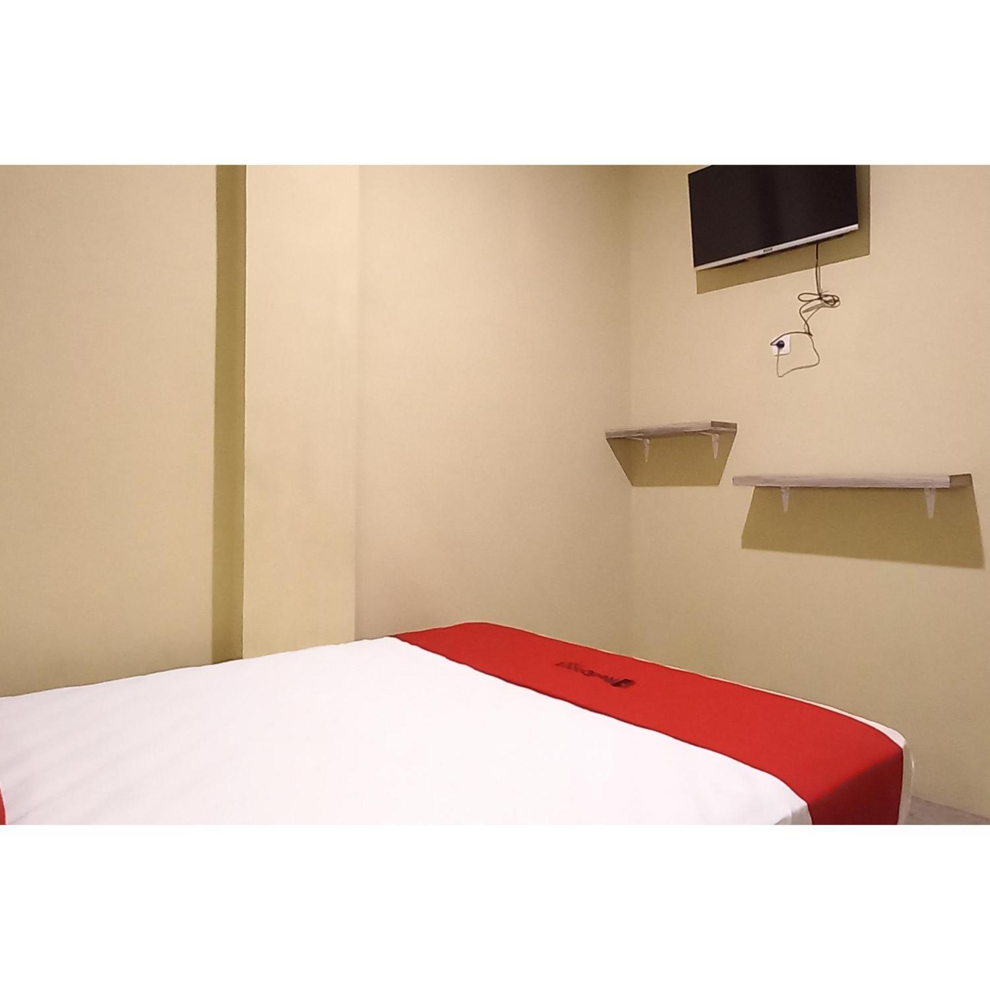 Reddoorz At Deluxe Hotel Near Terminal Purabaya Bungurasih Сидоарджо Экстерьер фото